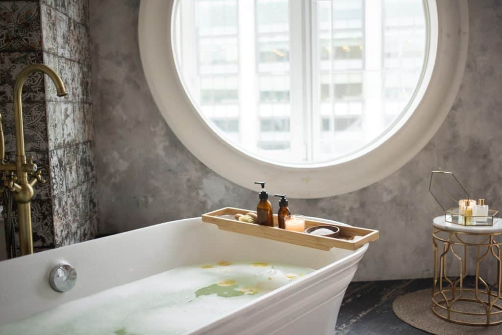 Comment déboucher une baignoire ?