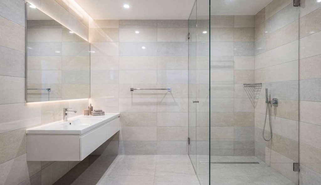 Quel carrelage mural choisir pour agrandir une salle de bain ?