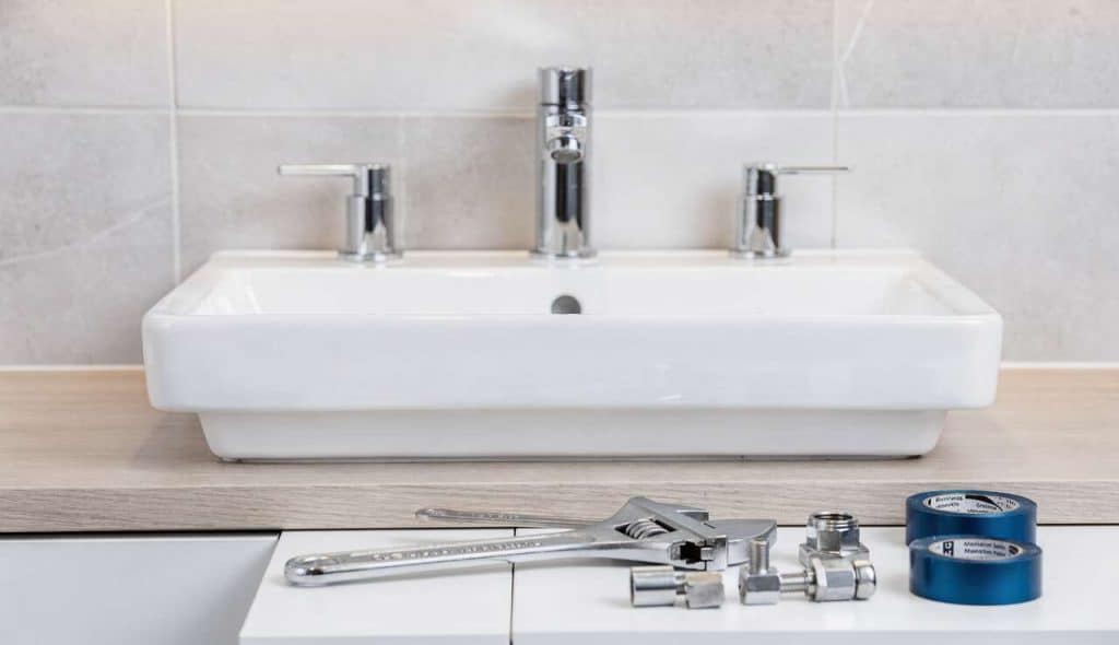 Guide de plomberie pour la salle de bain : conseils et astuces pratiques